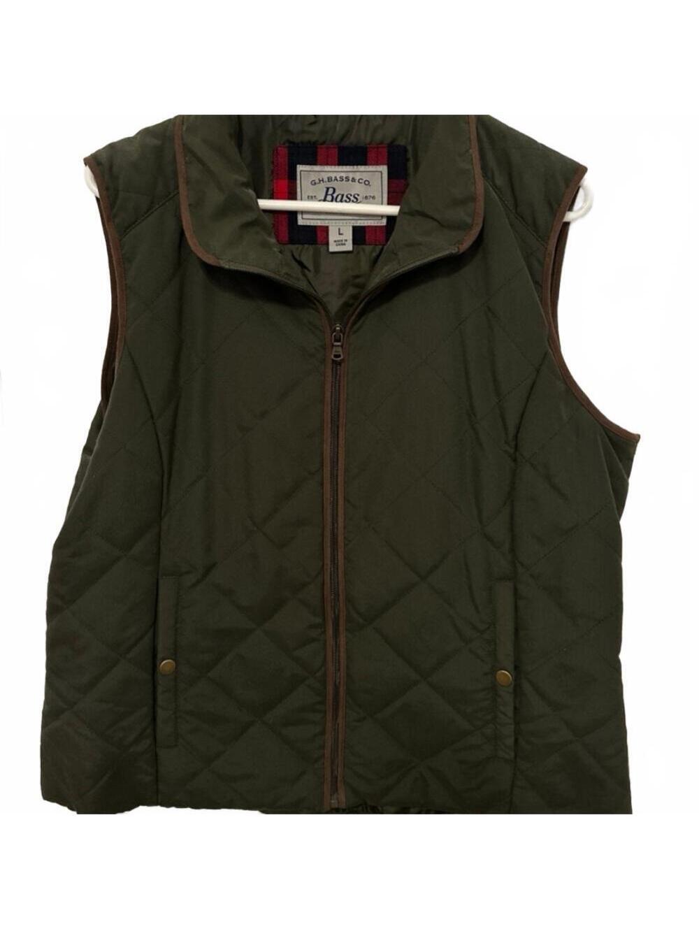 Bass quilted zip up vest with pockets.  Size L